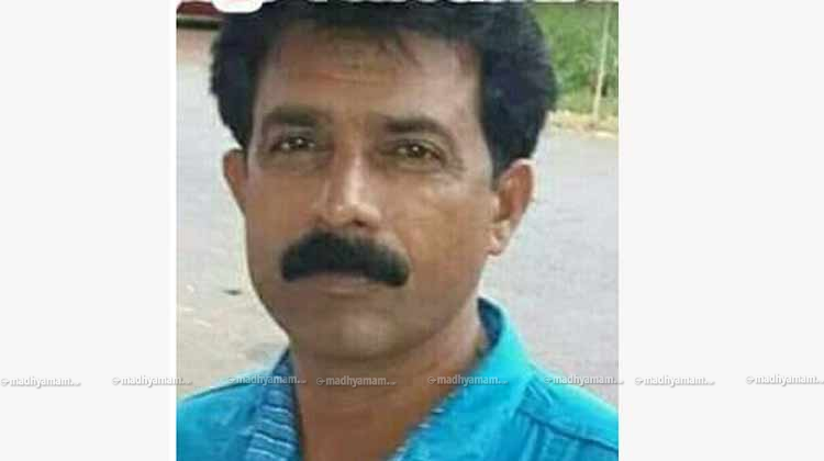 സി.പി.എം നേതാക്കൾ പീതാംബര​െൻറ വീട് സന്ദർശിച്ചു